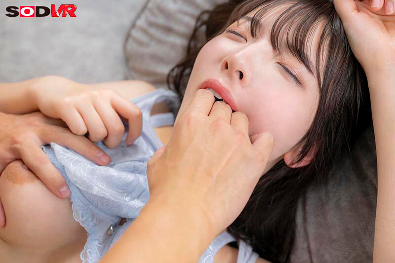 仰向けの彩月七緒の顔に男性が覆いかぶさるVR主観の超近距離サンプル画像。表情と肌感が伝わる