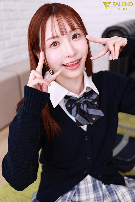 制服風の紺カーディガン姿でピースサインをしながら笑顔を向ける天使もえの近距離クローズアップ