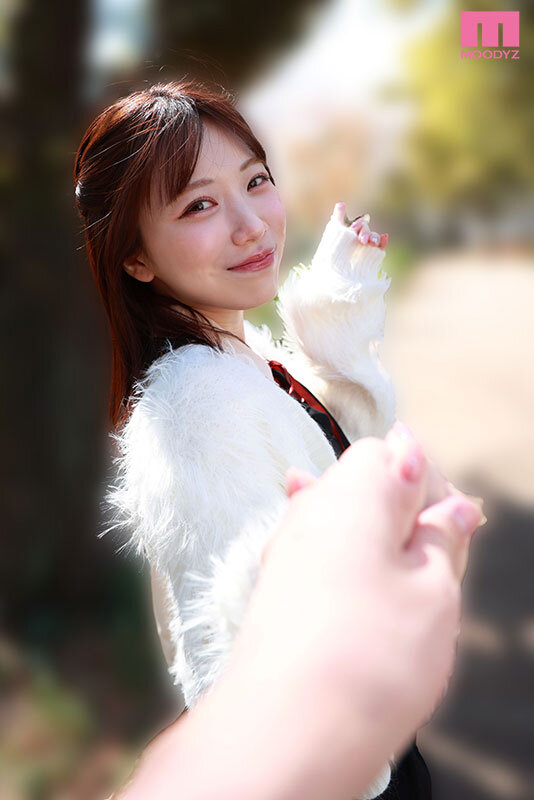 白いファー風カーディガンと黒いワンピース姿の石川澪が、手をつないで振り返るデート場面