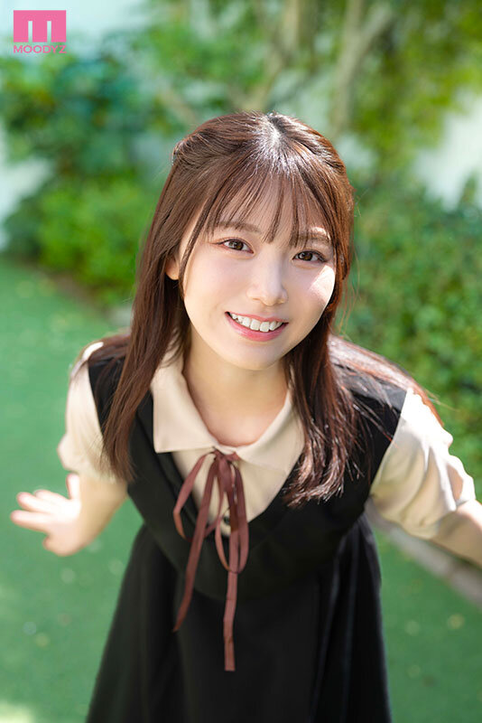 屋外で黒いワンピース風コーデを着た石川澪が、両腕を広げてこちらに近づくような主観構図