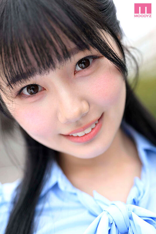 水色の制服風ブラウス姿で頬を赤らめながらカメラに顔を近づけた純白彩永のクローズアップカット