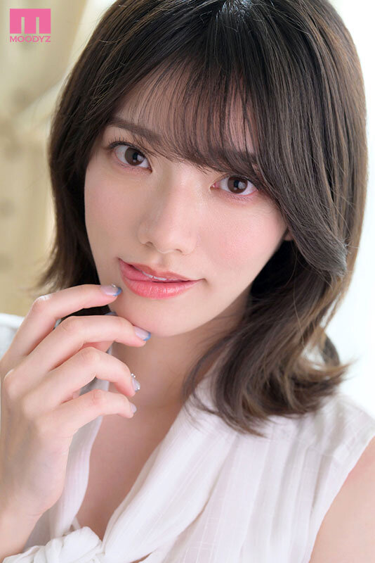 白いノースリーブ姿で指先を口元に添え、カメラをまっすぐ見つめる近距離ポートレート