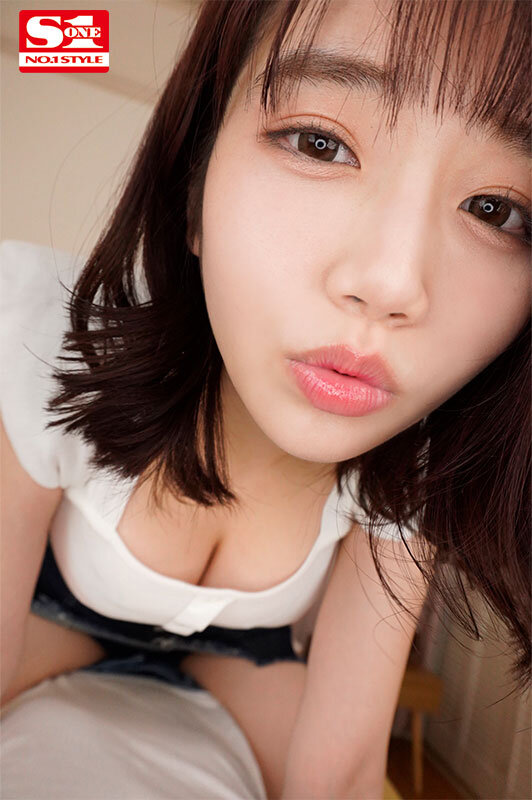 白い襟付き衣装の河北彩花が唇をすぼめ、カメラ目前まで顔を寄せるVRの超接近カット